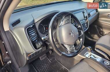Внедорожник / Кроссовер Mitsubishi Outlander 2016 в 