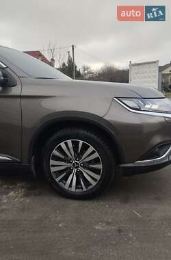 Внедорожник / Кроссовер Mitsubishi Outlander 2020 в Хмельницком