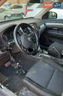 Внедорожник / Кроссовер Mitsubishi Outlander 2016 в 