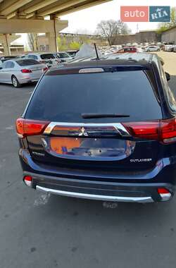 Внедорожник / Кроссовер Mitsubishi Outlander 2016 в 