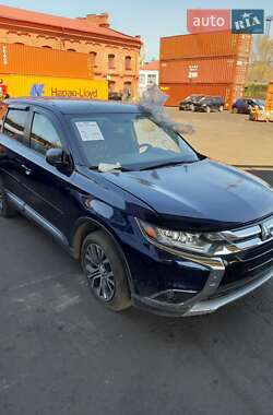 Внедорожник / Кроссовер Mitsubishi Outlander 2016 в 