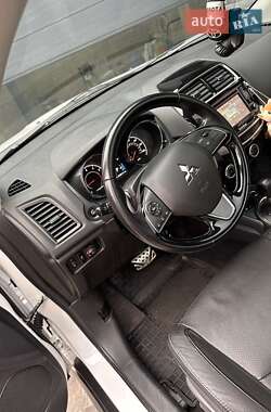 Внедорожник / Кроссовер Mitsubishi Outlander 2017 в 
