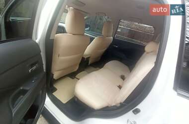 Внедорожник / Кроссовер Mitsubishi Outlander 2016 в 