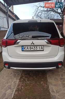 Внедорожник / Кроссовер Mitsubishi Outlander 2016 в 