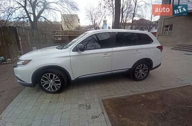 Внедорожник / Кроссовер Mitsubishi Outlander 2016 в 