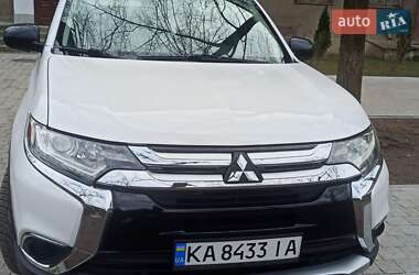 Внедорожник / Кроссовер Mitsubishi Outlander 2016 в 