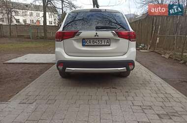 Внедорожник / Кроссовер Mitsubishi Outlander 2016 в 