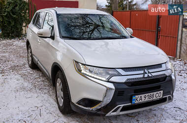 Внедорожник / Кроссовер Mitsubishi Outlander 2020 в Киеве