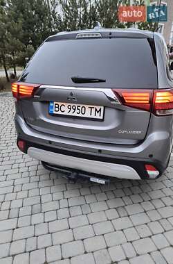 Внедорожник / Кроссовер Mitsubishi Outlander 2017 в 