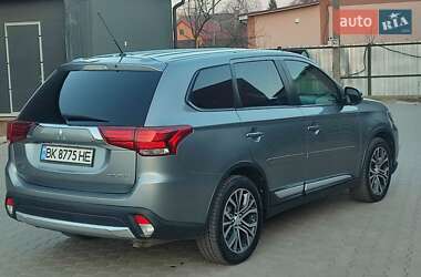 Внедорожник / Кроссовер Mitsubishi Outlander 2015 в Луцке