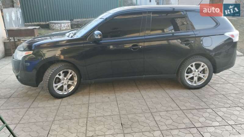 Внедорожник / Кроссовер Mitsubishi Outlander 2013 в Львове