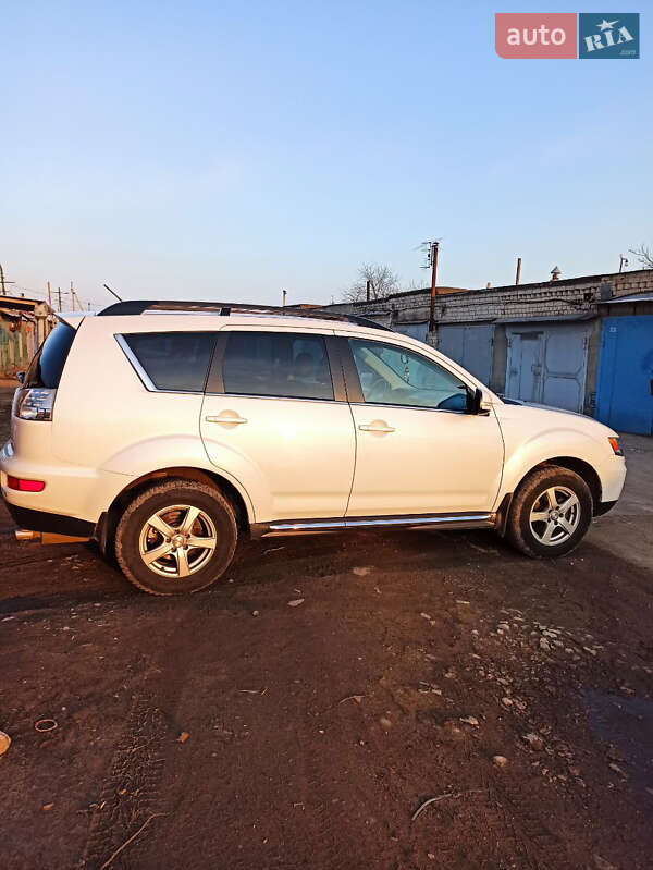 Внедорожник / Кроссовер Mitsubishi Outlander 2012 в Вольногорске