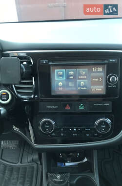 Внедорожник / Кроссовер Mitsubishi Outlander 2014 в 