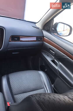 Внедорожник / Кроссовер Mitsubishi Outlander 2014 в 