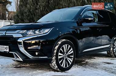 Внедорожник / Кроссовер Mitsubishi Outlander 2020 в Киеве