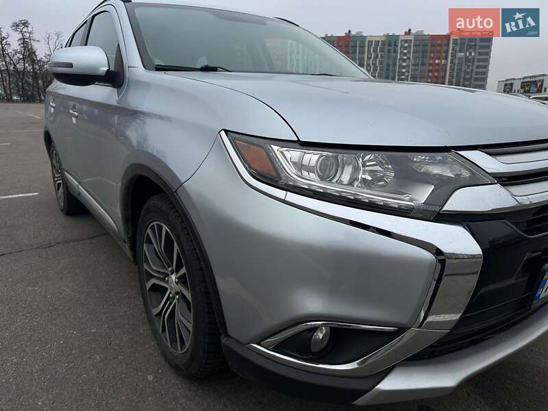 Позашляховик / Кросовер Mitsubishi Outlander 2015 в Києві