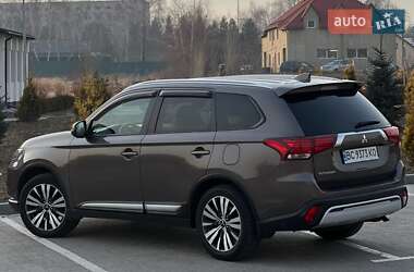 Позашляховик / Кросовер Mitsubishi Outlander 2020 в Мостиській