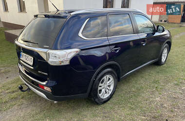 Внедорожник / Кроссовер Mitsubishi Outlander 2015 в 