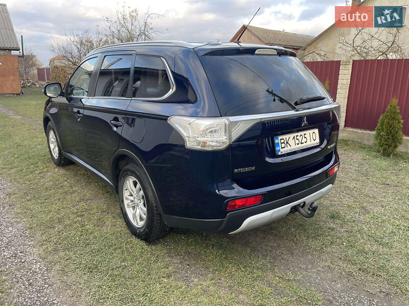 Внедорожник / Кроссовер Mitsubishi Outlander 2015 в Владимирце