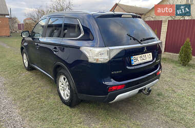 Внедорожник / Кроссовер Mitsubishi Outlander 2015 в 