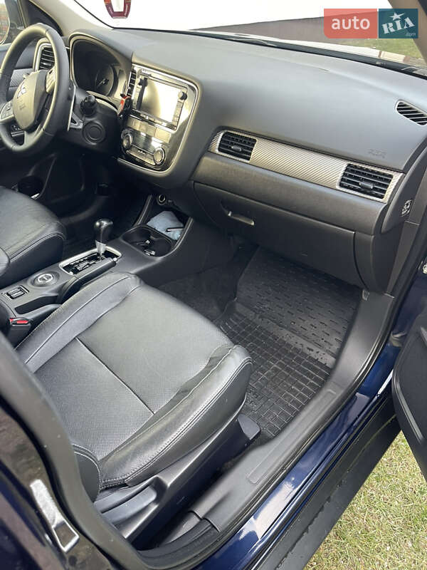 Внедорожник / Кроссовер Mitsubishi Outlander 2015 в Владимирце