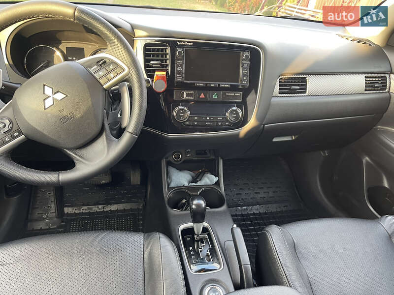 Внедорожник / Кроссовер Mitsubishi Outlander 2015 в Владимирце