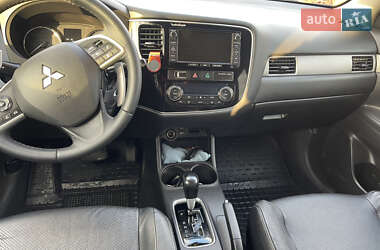 Внедорожник / Кроссовер Mitsubishi Outlander 2015 в 