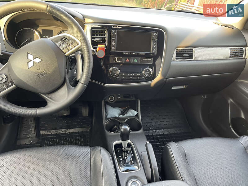 Внедорожник / Кроссовер Mitsubishi Outlander 2015 в Владимирце