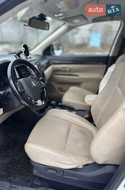 Внедорожник / Кроссовер Mitsubishi Outlander 2015 в 