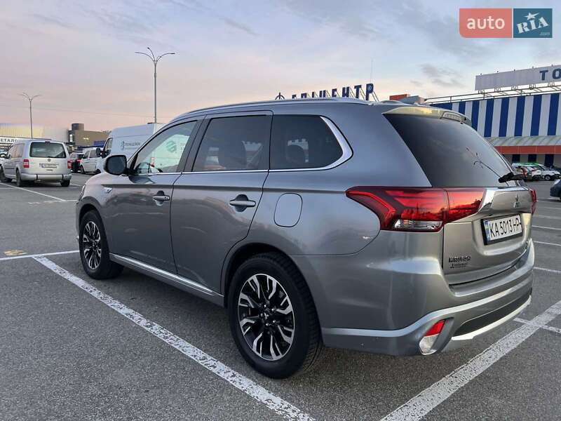 Позашляховик / Кросовер Mitsubishi Outlander 2017 в Києві