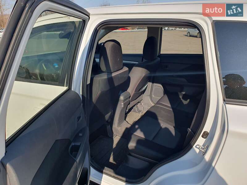 Внедорожник / Кроссовер Mitsubishi Outlander 2013 в Киеве