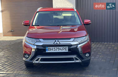 Внедорожник / Кроссовер Mitsubishi Outlander 2018 в 