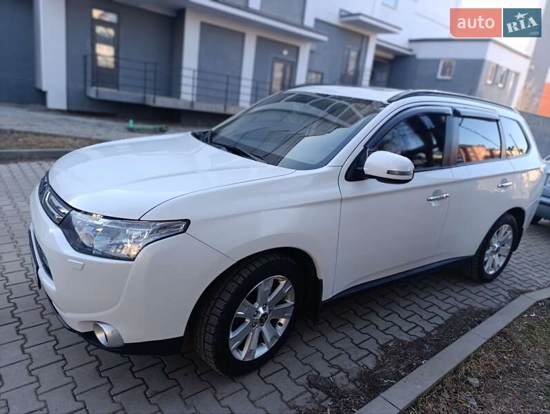 Позашляховик / Кросовер Mitsubishi Outlander 2013 в Чернівцях