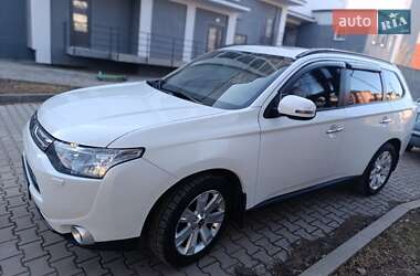 Внедорожник / Кроссовер Mitsubishi Outlander 2013 в 