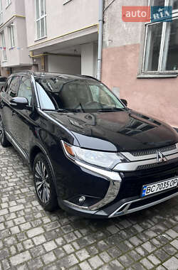 Позашляховик / Кросовер Mitsubishi Outlander 2019 в 