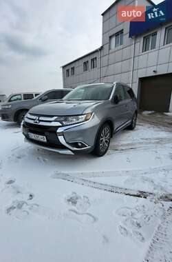 Внедорожник / Кроссовер Mitsubishi Outlander 2016 в Хмельницком