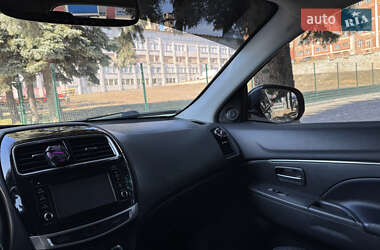 Внедорожник / Кроссовер Mitsubishi Outlander 2016 в 
