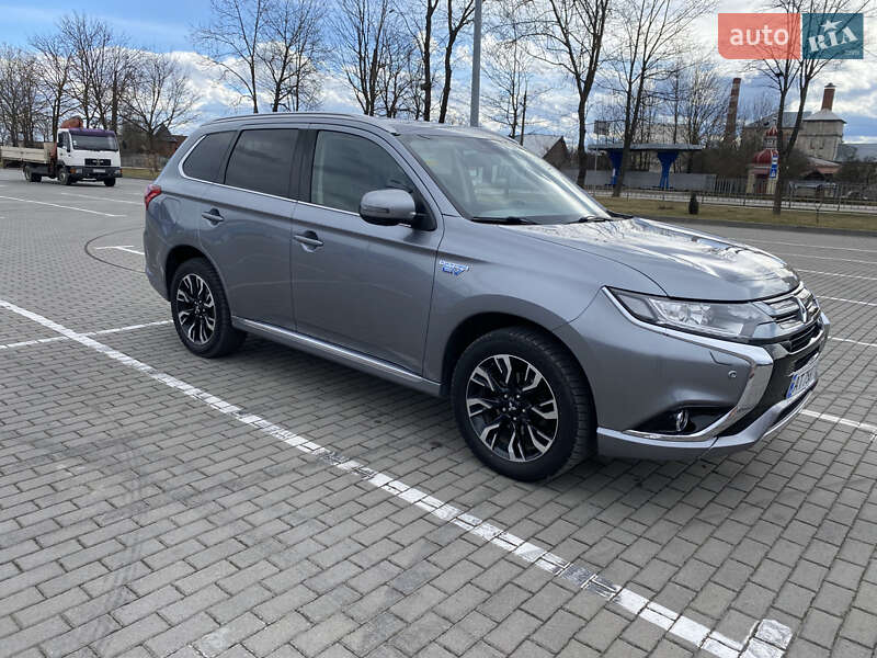 Позашляховик / Кросовер Mitsubishi Outlander 2016 в Коломиї