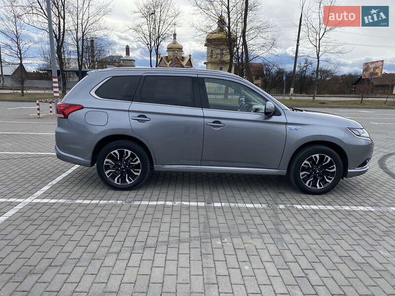 Позашляховик / Кросовер Mitsubishi Outlander 2016 в Коломиї