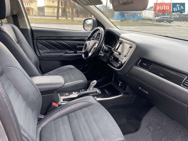 Позашляховик / Кросовер Mitsubishi Outlander 2016 в Коломиї