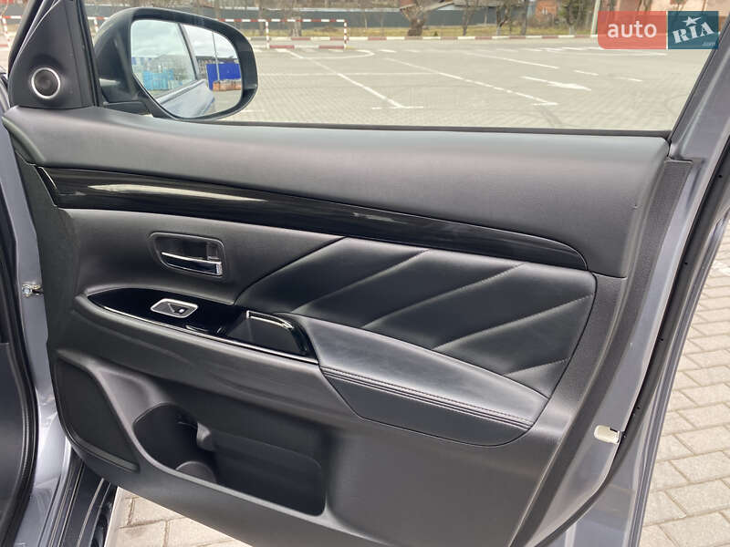 Позашляховик / Кросовер Mitsubishi Outlander 2016 в Коломиї