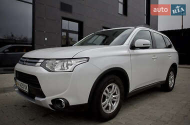 Внедорожник / Кроссовер Mitsubishi Outlander 2014 в 