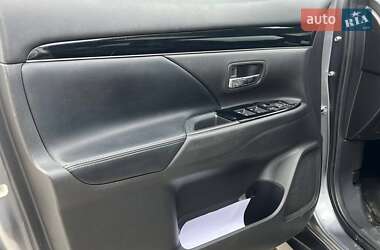 Позашляховик / Кросовер Mitsubishi Outlander 2019 в 