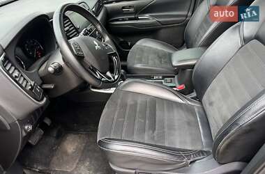 Позашляховик / Кросовер Mitsubishi Outlander 2019 в 