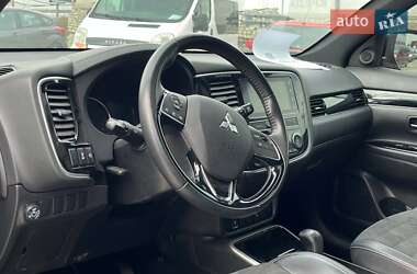 Позашляховик / Кросовер Mitsubishi Outlander 2019 в 
