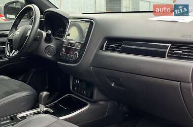 Позашляховик / Кросовер Mitsubishi Outlander 2019 в 