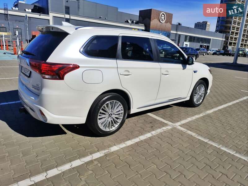 Позашляховик / Кросовер Mitsubishi Outlander 2019 в Києві
