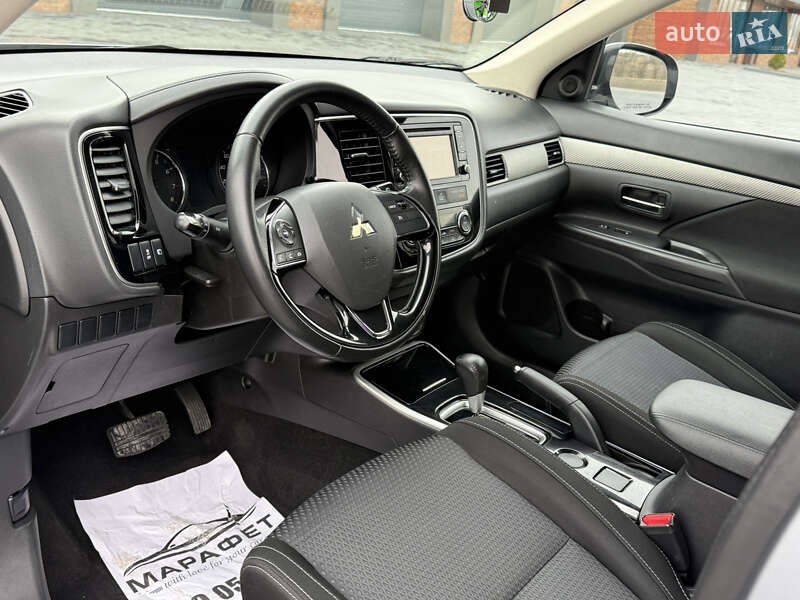 Внедорожник / Кроссовер Mitsubishi Outlander 2017 в Черновцах