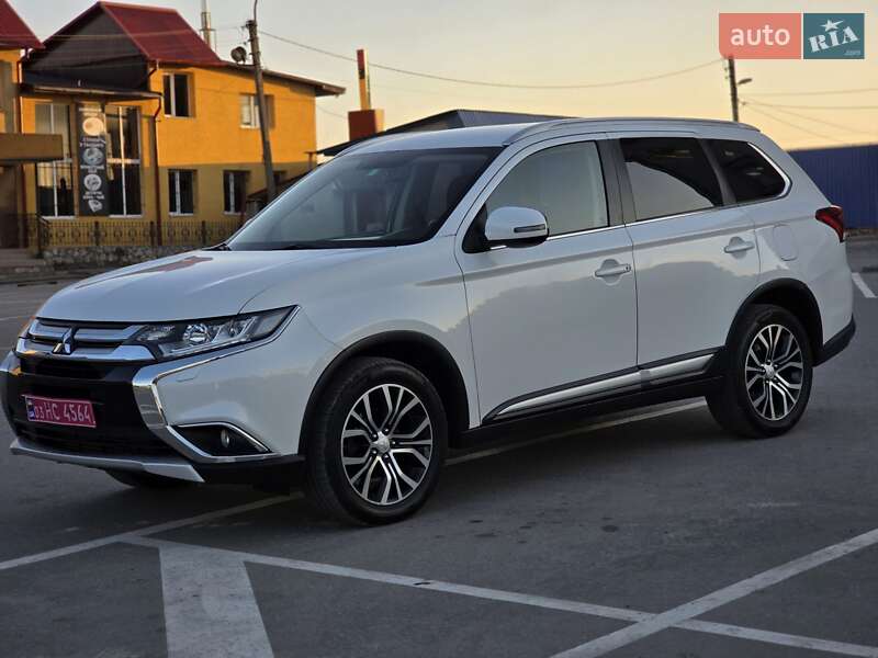 Внедорожник / Кроссовер Mitsubishi Outlander 2016 в 