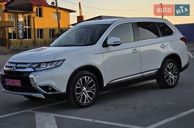 Внедорожник / Кроссовер Mitsubishi Outlander 2016 в 